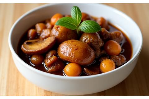 Plant-based mushroom at jackfruit adobo na may bawang at suka, inihain sa dahon ng saging.