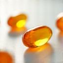 Kapsula ng Vitamin D na nakakalat sa ilalim ng sinag ng araw.