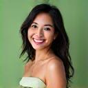 Portrait photo ni Ana, isang ngumingiting Pilipinang babae na nagtagumpay sa pagkontrol ng timbang, may kasamang 'bago at pagkatapos' na visual sa background.