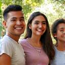 Portrait photo ng pamilya Santos, masaya, masustansiyang hitsura pagkatapos ng programa, nagpapakita ng kanilang paglalakbay sa pagkontrol ng timbang bilang isang pamilya.